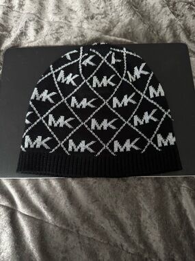 Michael Kors Women's
Beanie Black Silver MK Logo
Metallic Knit One